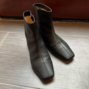 PAOLO size 7 women square toe short booties, great conditions, hardly a scratch.